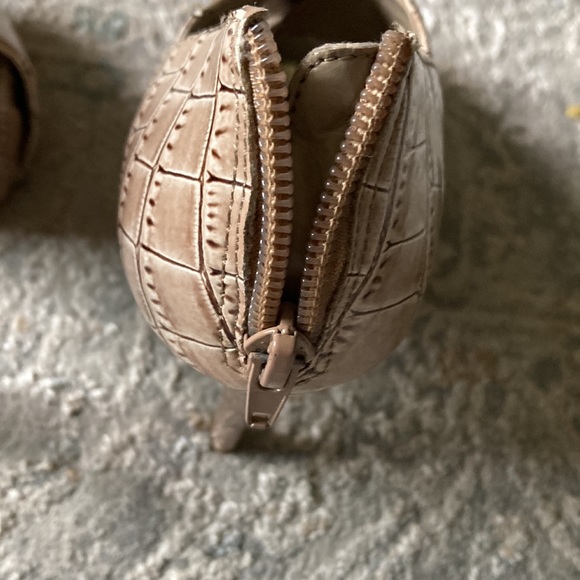 Steve Madden tan pumps 6 - Picture 6 of 6